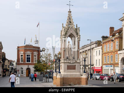 19. jahrhundert Queen Victoria Denkmal 1862 und dem 18. Jahrhundert Rathaus in der High Street, Maidstone, Kent, England Großbritannien Großbritannien Stockfoto