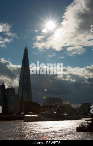 Die Scherbe und HMS Belfast an der Themse, London Stockfoto