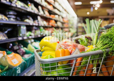Nahaufnahme eines vollen Einkaufswagen im Supermarkt Stockfoto