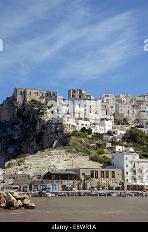 Am Meer Stadt Peschici, Gargano Halbinsel, Apulien, Italien Stockfoto