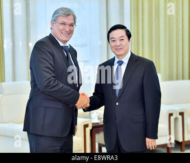 Peking, China. 15. Oktober 2014. Liu Qibao (R), Leiter der Abteilung Öffentlichkeitsarbeit des Zentralkomitees der kommunistischen Partei von China (CPC), trifft sich mit einer Delegation Die Linke Partei Deutschlands unter der Leitung von Vorsitzenden Bernd Riexinger in Peking, Hauptstadt von China, 15. Oktober 2014. Bildnachweis: Li Tao/Xinhua/Alamy Live-Nachrichten Stockfoto