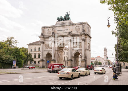 München, Deutschland - AUGUST 25: Das Siegestor (Siegestor) in München, Deutschland am 25. August 2014. Stockfoto