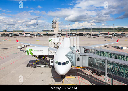 Zürich - 21.September: Flugzeuge vorbereiten nehmen Sie im Terminal A des Flughafens Zürich am 21. September 2014 in Zürich, richtet Stockfoto