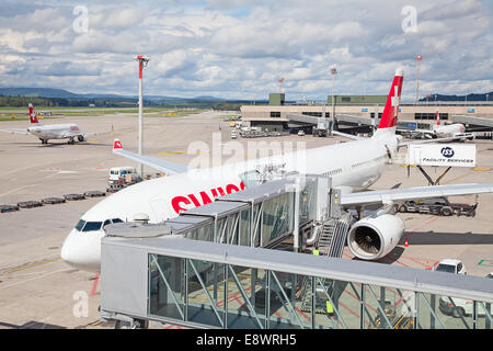 Zürich - 21.September: Schweizer a-330 vorbereiten nehmen Sie am Terminal A des Flughafens Zürich am 21. September 2014 in Zürich, Switz Stockfoto