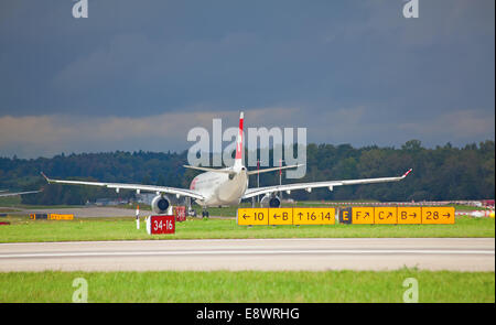 Zürich - 21.September: Swiss A330 queuing für Take off am Flughafen Zürich am 21. September 2014 in Zürich, Schweiz. Zürich Stockfoto