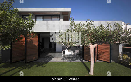 Baum im Rasen Garten außen B Haus, Israel, Naher Osten. Stockfoto