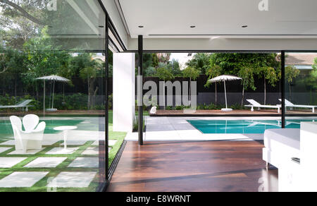 Blick durch die offene Tür zur Terrasse und am Pool Terrasse Dahan House, Israel, Nahost. Stockfoto