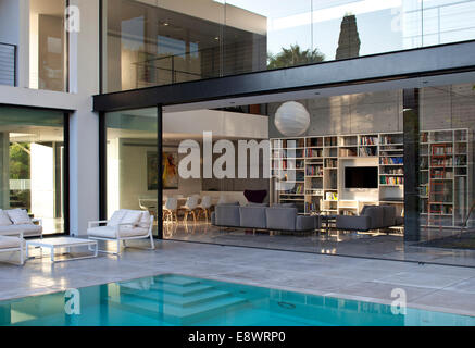 Doppelter Höhe Außenfassade mit Schwimmbad des Dahan House, Israel, Naher Osten. Stockfoto