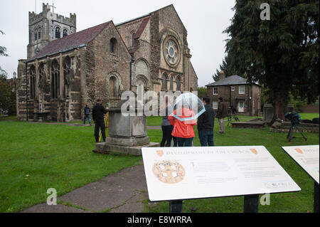 Waltham Abbey, Essex, England. 14. Oktober 2014. Die Suche nach König Harold Reste beginnen am Jahrestag seiner scheinbaren Tod. Ovale Filme und Stratascan, die Teams, die die Überreste von Richard III unter einen Parkplatz 2012 entdeckt, durchführen der Scan im Klostergarten in Waltham Abbey. Bildnachweis: Lee Thomas/Alamy Live-Nachrichten Stockfoto