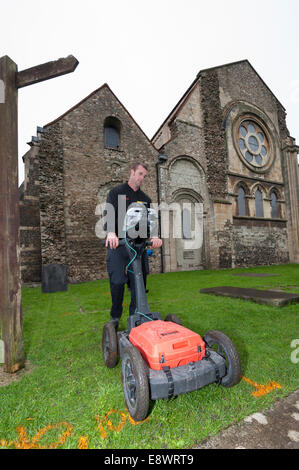 Waltham Abbey, Essex, England. 14. Oktober 2014. Die Suche nach König Harold Reste beginnen am Jahrestag seiner scheinbaren Tod. Ovale Filme und Stratascan, die Teams, die die Überreste von Richard III unter einen Parkplatz 2012 entdeckt, durchführen der Scan im Klostergarten in Waltham Abbey. Bildnachweis: Lee Thomas/Alamy Live-Nachrichten Stockfoto