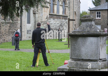 Waltham, Essex, England. 14. Oktober 2014. Die Suche nach König Harold Reste beginnen am Jahrestag seiner scheinbaren Tod. Ovale Filme und Stratascan, die Teams, die die Überreste von Richard III unter einen Parkplatz 2012 entdeckt, durchführen der Scan im Klostergarten in Waltham Abbey. © Lee Thomas/ZUMA Draht/Alamy Live-Nachrichten Stockfoto