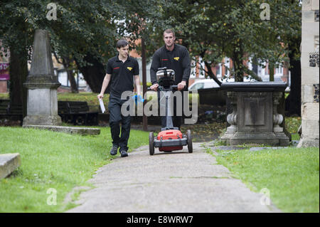 Waltham, Essex, England. 14. Oktober 2014. Die Suche nach König Harold Reste beginnen am Jahrestag seiner scheinbaren Tod. Ovale Filme und Stratascan, die Teams, die die Überreste von Richard III unter einen Parkplatz 2012 entdeckt, durchführen der Scan im Klostergarten in Waltham Abbey. © Lee Thomas/ZUMA Draht/Alamy Live-Nachrichten Stockfoto