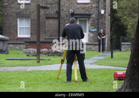 Waltham, Essex, England. 14. Oktober 2014. Die Suche nach König Harold Reste beginnen am Jahrestag seiner scheinbaren Tod. Ovale Filme und Stratascan, die Teams, die die Überreste von Richard III unter einen Parkplatz 2012 entdeckt, durchführen der Scan im Klostergarten in Waltham Abbey. © Lee Thomas/ZUMA Draht/Alamy Live-Nachrichten Stockfoto