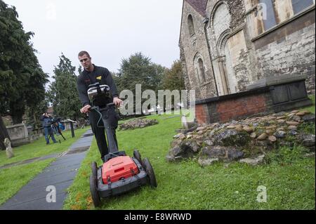 Waltham, Essex, England. 14. Oktober 2014. Die Suche nach König Harold Reste beginnen am Jahrestag seiner scheinbaren Tod. Ovale Filme und Stratascan, die Teams, die die Überreste von Richard III unter einen Parkplatz 2012 entdeckt, durchführen der Scan im Klostergarten in Waltham Abbey. © Lee Thomas/ZUMA Draht/Alamy Live-Nachrichten Stockfoto