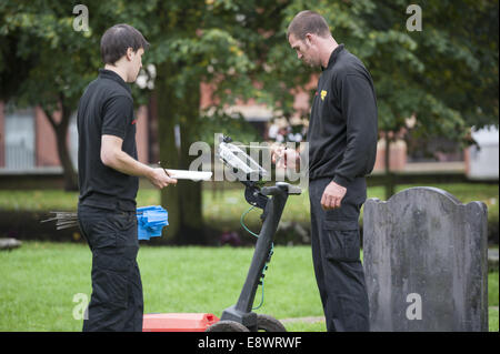 Waltham, Essex, England. 14. Oktober 2014. Die Suche nach König Harold Reste beginnen am Jahrestag seiner scheinbaren Tod. Ovale Filme und Stratascan, die Teams, die die Überreste von Richard III unter einen Parkplatz 2012 entdeckt, durchführen der Scan im Klostergarten in Waltham Abbey. © Lee Thomas/ZUMA Draht/Alamy Live-Nachrichten Stockfoto