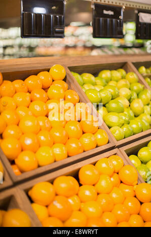 Nahaufnahme von Obst zum Verkauf in Gemüseabteilung Lebensmittelgeschäft Stockfoto