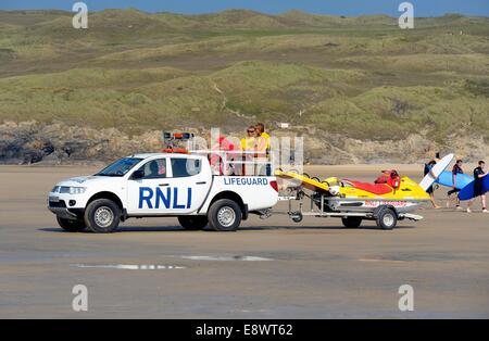 Rettungsschwimmer auf Pflicht Perranporth Strand Cornwall UK Stockfoto
