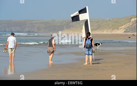 Sicheren Bereich Markierungsfähnchen Marker Perranporth Strand Cornwall England uk Stockfoto