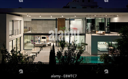 Am beleuchteten Pool mit Blick ins Dahan House, Israel, Naher Osten. Stockfoto