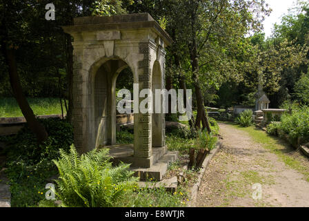 Altes Grab, Friedhof Highgate West, Highgate, London, N6, England Stockfoto