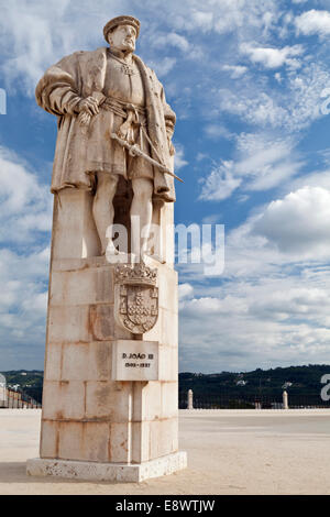 Die Statue von König Joao III im Innenhof Das Escoles Hof Platz der alten Universität von Coimbra, Beira Litoral, Portugal Stockfoto