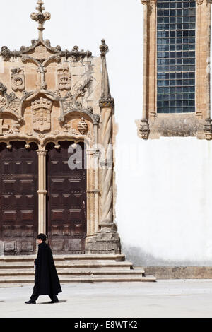 Ein neuer Absolvent vor dem manuelinischen Portal der Capela de São Miguel, Universität Coimbra, Beira Litoral, Portugal (Universität gegründet 1290) Stockfoto