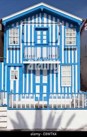 Candy gestreift gemalten Strand Fischerhaus in Costa Nova, Beira Litoral, Portugal Stockfoto