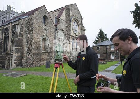 Waltham, Essex, England. 14. Oktober 2014. Die Suche nach König Harold Reste beginnen am Jahrestag seiner scheinbaren Tod. Ovale Filme und Stratascan, die Teams, die die Überreste von Richard III unter einen Parkplatz 2012 entdeckt, durchführen der Scan im Klostergarten in Waltham Abbey. © Lee Thomas/ZUMA Draht/Alamy Live-Nachrichten Stockfoto