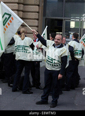 Frankfurt am Main, Deutschland. 15. Oktober 2014. Lokführer nehmen Teil an einem Streik in einer Station in Frankfurt, Deutschland, am 15. Oktober 2014. Deutschlands Zug Fahrer Union GDL begann am Mittwoch einen landesweiten Streik für 14 Stunden. © Luo Huanhuan/Xinhua/Alamy Live-Nachrichten Stockfoto