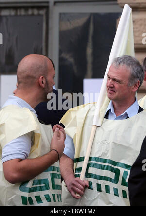 Frankfurt am Main, Deutschland. 15. Oktober 2014. Lokführer nehmen Teil an einem Streik in einer Station in Frankfurt, Deutschland, am 15. Oktober 2014. Deutschlands Zug Fahrer Union GDL begann am Mittwoch einen landesweiten Streik für 14 Stunden. © Luo Huanhuan/Xinhua/Alamy Live-Nachrichten Stockfoto