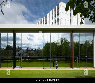 Frau zu Fuß vorbei an modernen Fassade des Kent-Bibliothek und History Centre, Maidstone. Stockfoto