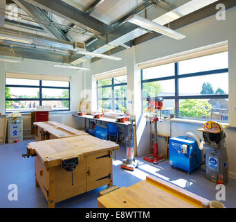 Holzarbeit Bänke mit Lastern im Klassenzimmer Leyton Sixth Form College Sanierung, London, UK. Stockfoto