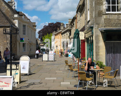 Mann sitzt im Straßencafé in der Coppins, Corsham, Wiltshire, England, UK. Stockfoto