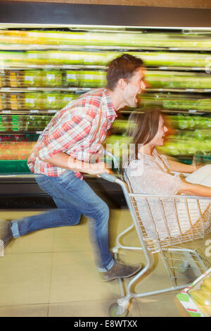 Verschwommene Sicht auf paar spielen im Supermarkt Stockfoto