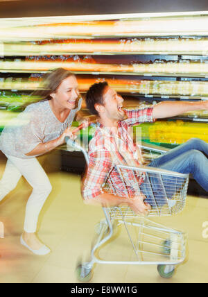 Verschwommene Sicht auf paar spielen im Supermarkt Stockfoto