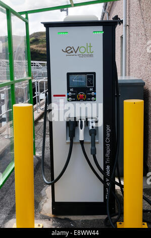 Eine Ladestation für Elektroautos Punkt in Tarbert auf der Isle of Harris in den äußeren Hebriden. Stockfoto