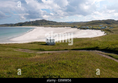 Wohnwagen geparkt auf Machair hinter Reef Beach oder Tràigh Na Beirigh an der Westküste von der Isle of Lewis auf den äußeren Hebriden. Stockfoto