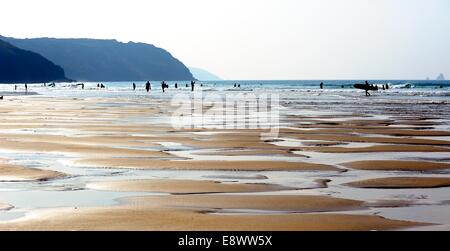 Menschen das Surfen in der Ferne auf Perranporth Strand Cornwall England uk Stockfoto