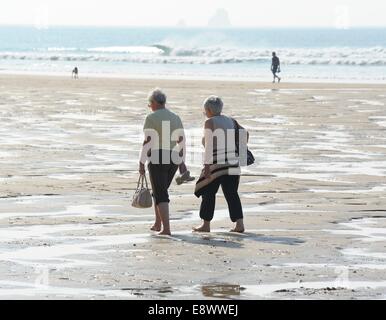 2 ältere ältere Frau zu Fuß auf Penhale Strand Perranporth Cornwall England uk Stockfoto