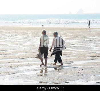 2 ältere ältere Frau zu Fuß auf Penhale Strand Perranporth Cornwall England uk Stockfoto