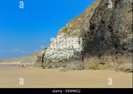 Menschen zu Fuß entlang Penhale Sands Perranporth Strand Cornwall England uk Stockfoto