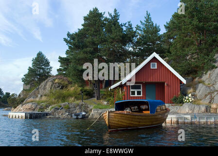 Ferienhaus auf einer Insel in der "Fjorde" in der Nähe von Kristiansand, Norwegen Stockfoto