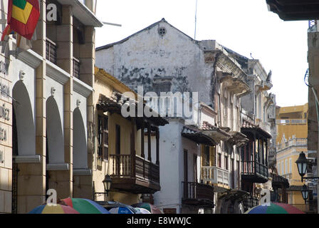 Verwitterter Balkon Außenbereich in Cartagena de Indias, Kolumbien Stockfoto