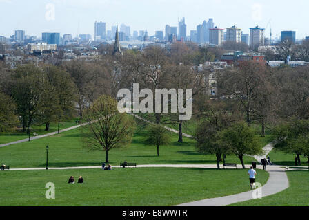 Blick über Central London und die Stadt von der Spitze der Primrose Hill, London NW1, England Stockfoto