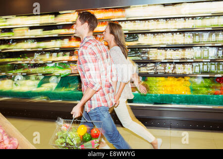 Verschwommene Sicht auf paar zusammen einkaufen im Supermarkt Stockfoto