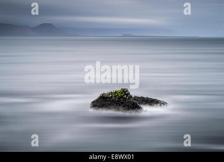 Felsen im Meer, Arnarstapi, Snaefellsnes Halbinsel, Island Stockfoto