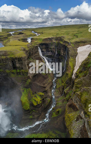 Haifoss liegt in der Nähe des Vulkans Hekla und ist der höchste Wasserfall in Island. Stockfoto