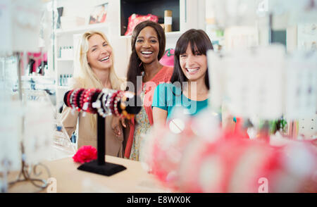 Frauen zusammen im Store einkaufen Stockfoto