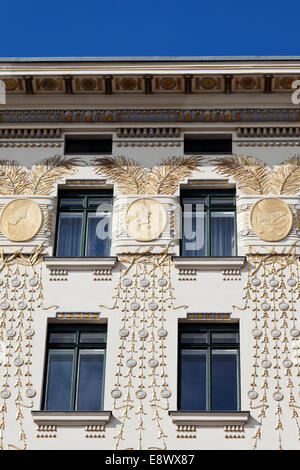 Detail der Fassade vergoldete Medaillons auf Jugendstil Medaillon Haus, Nr. 38 Linken Wienzeile (1898), Wien, Österreich Stockfoto