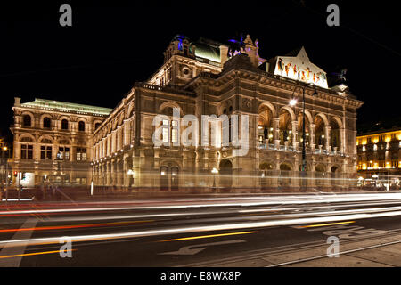 Verkehr Wege außerhalb der Wiener Staatsoper in der Nacht Staatsoper 1861-69, Wien, Österreich Stockfoto